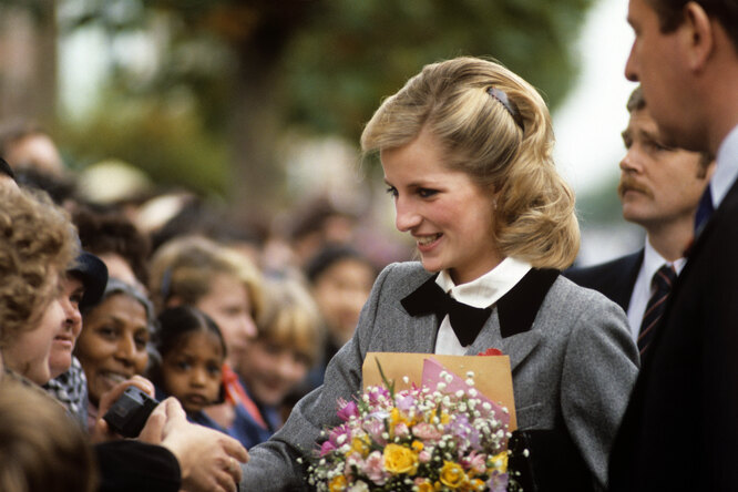 В 1984 году, после рождения принца Гарри, принцесса Диана изменила причёску и отрастила волосы