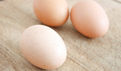 Яйца сварите вкрутую, остудите в холодной воде, очистите и натрите на мелкой терке.
