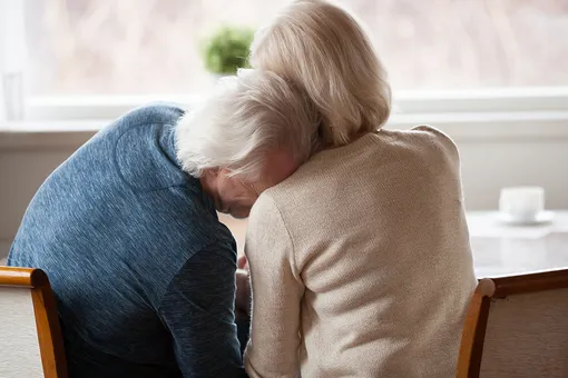 В самое сердце: видео с воссоединением 90-летних супругов стало вирусным