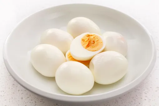 Очищенные яйца в тарелке