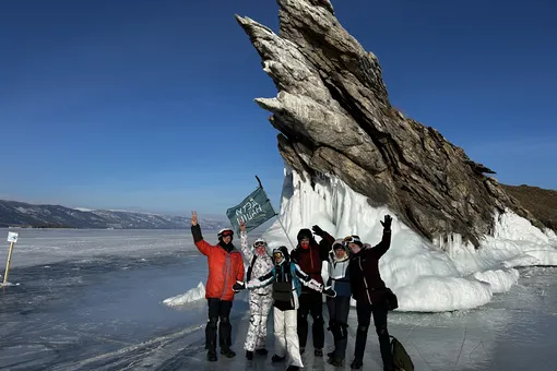 Забег на коньках проходит по льду Байкала — в пользу детей из детских домов