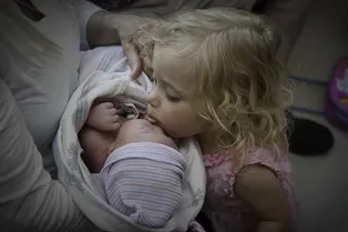 С первого взгляда: как дети реагируют на новорожденных сестер и братьев