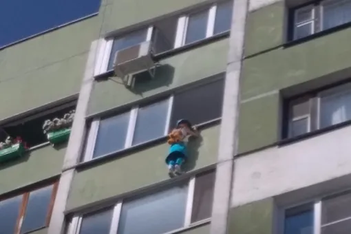 Монтажник спас ребенка от падения с девятого этажа