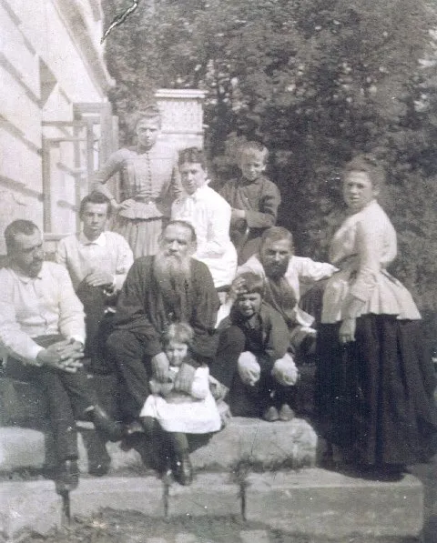 Толстой с женой и детьми. 1887 год
