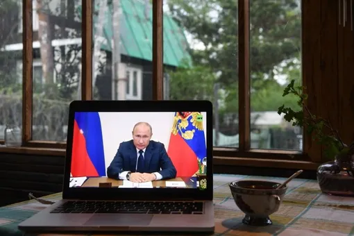«Нам нельзя допустить срыва»: Владимир Путин подписал указ о прекращении режима нерабочих дней