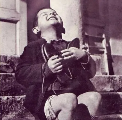 Мальчик-сирота получил новую пару обуви, 1944 год