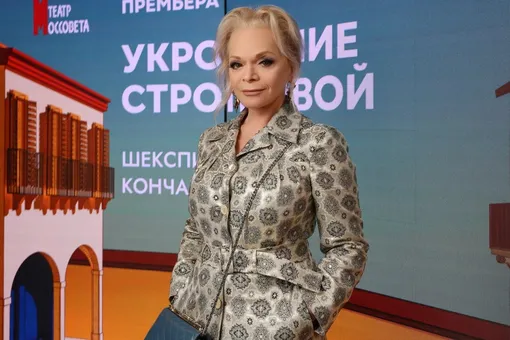С сумкой Chanel и на каблуках: Лариса Долина появилась на премьере Кончаловского