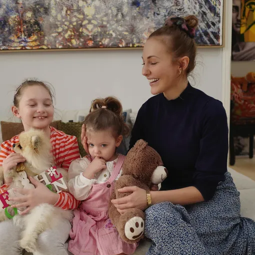 Мерьем Узерли фото с дочерьми Ларой и Лили Кои