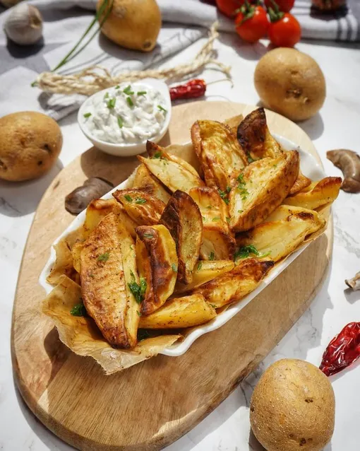 Картофель по-деревенски можно подавать с чесночным соусом фото