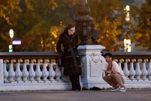 Анджелина Джоли со средним сыном Паксом на съёмках фильма «Мария» в Париже