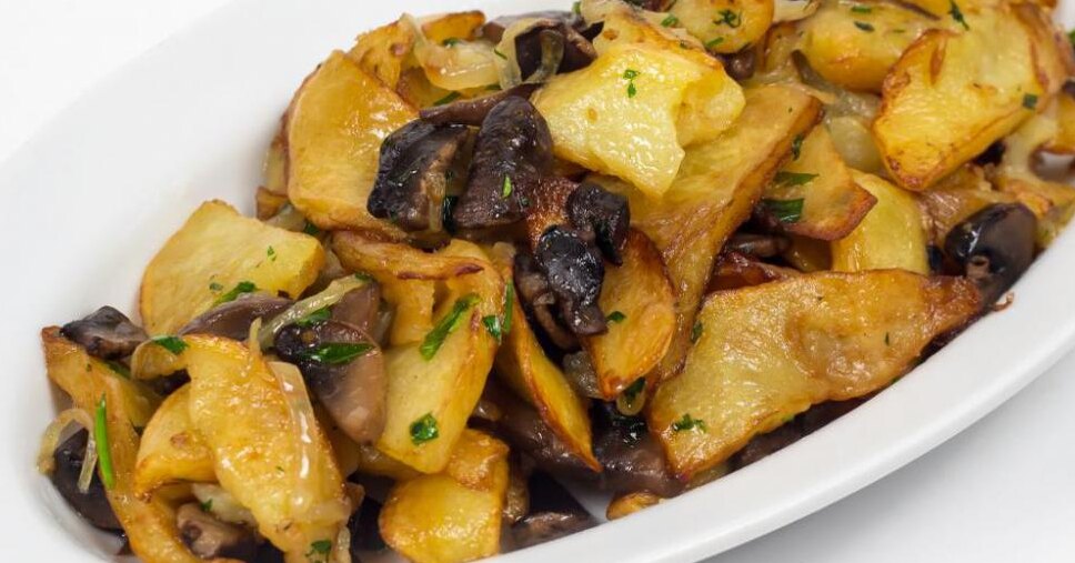 Жареная картошка с мясом и грибами рецепт. Картошка с грибами. Жареная картошка с грибами на сковороде. Жареная картошка с мясом и грибами рецепт. Жареная картошка с грибами.
