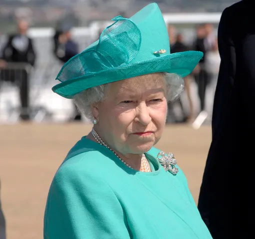 Ещё один образ Елизаветы II — бирюзовое платье и шляпка в тон