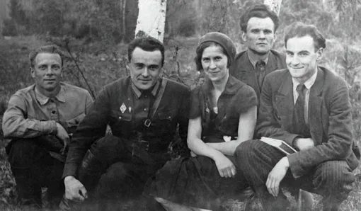 Сергей Королев (в центре), Сергей Люшин (слева) и Константин Арцеулов (справа) возле планера «Коктебель»