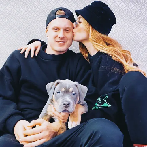 Анна Седокова и Янис Тимма с щенком по кличке Мамба