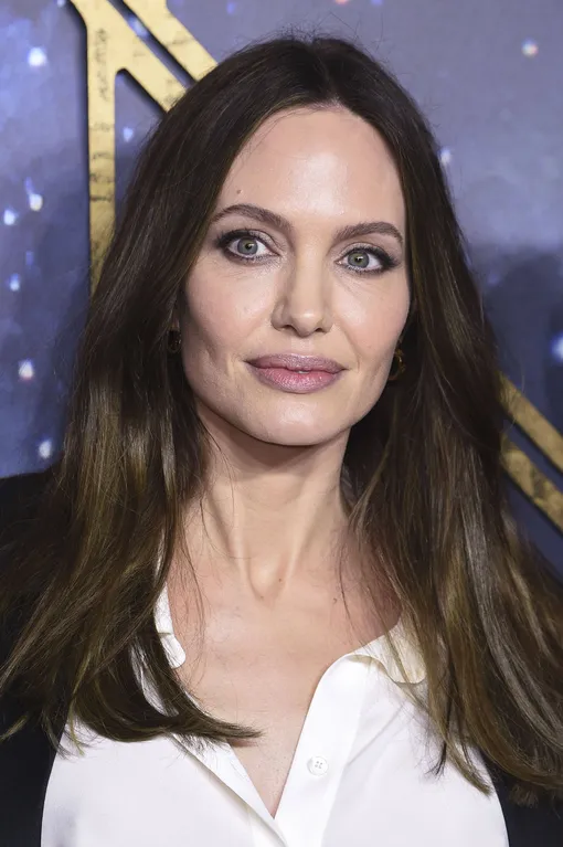 Стрижка ровный срез, Анджелина Джоли