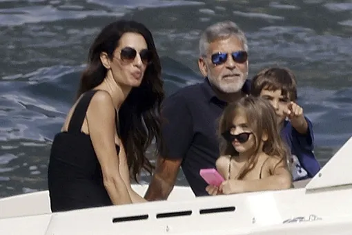 Амаль и Джордж Клуни с детьми