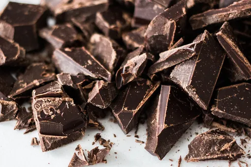 Какая еда вызывает акне у взрослых и почему: влияние шоколада на появление прыщей