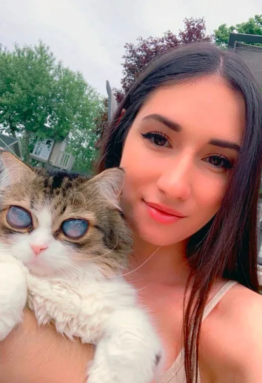 Моника со своим котом — Пико