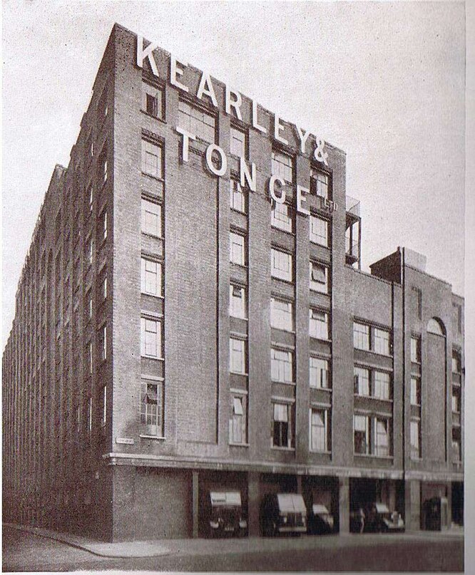 Изначально здание принадлежало крупному импортеру чая — компании Kearley & Tonge, основанной в 1876 году.