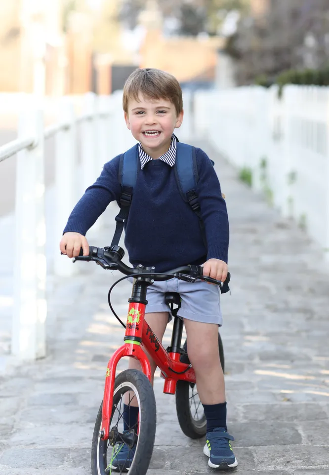 Принц Луи на велосипеде в три года
