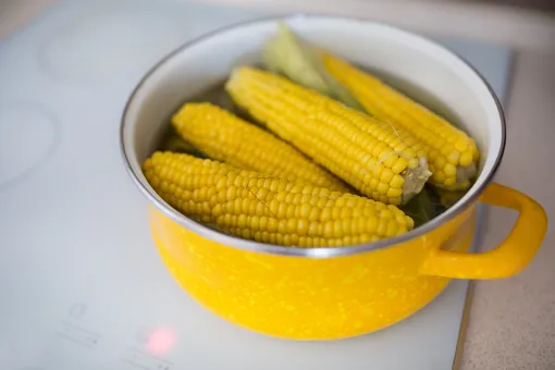 Сколько нужно варить кукурузу, чтобы она получилась мягкой и сочной