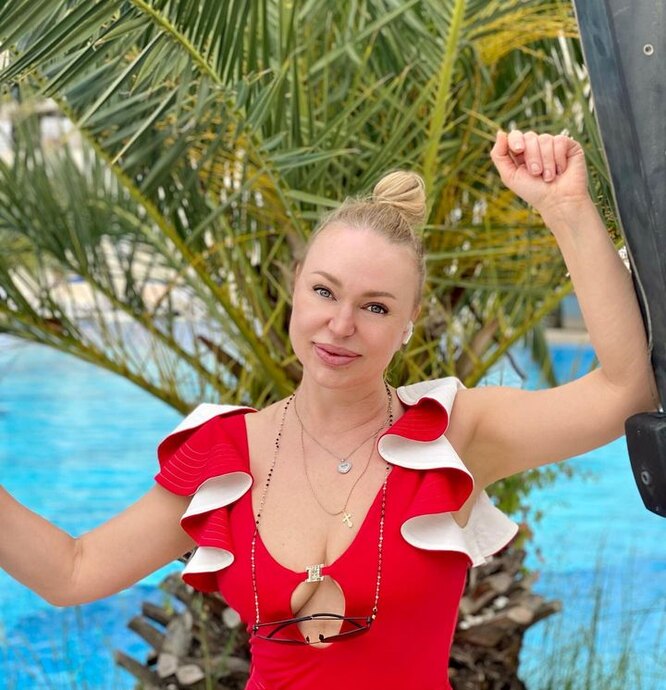 Как выглядит 48-летняя Алла Довлатова в бикини: радиоведущая выложила фото  и поделилась рецептом похудения