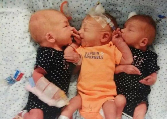 Малыши Блейз, Джипси и Никки родились с разницей в четыре минуты с весом около двух килограммов.