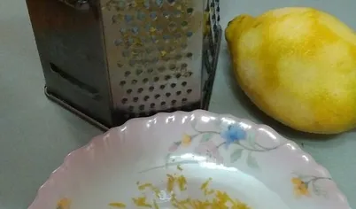 С лимона натираем на мелкой терке цедру.