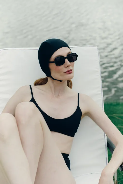 Шапочка для плавания, Diagonal; солнцезащитные очки, Saint Laurent; купальник, Páche