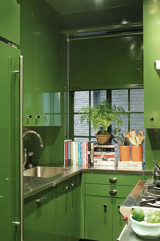 Лакированная мебель зелёного цвета добавит кухне шика и блеска