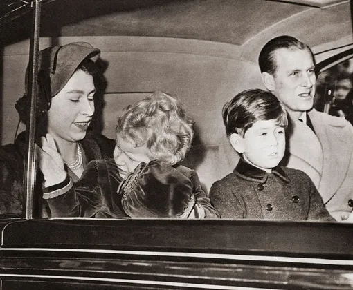 Став взрослым, принц Чарльз рассказал журналистам, что в детстве ему не хватало внимания матери и отца