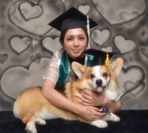 выпускница с верным псом