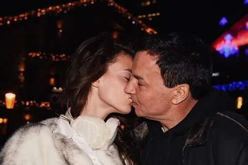 18-летняя модель из Сибири показала страстный поцелуй с 55-летним мужем-олигархом