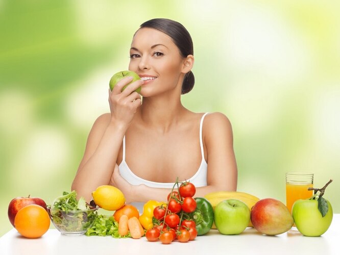 Женщина с овощами и фруктами