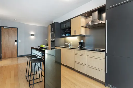 Барная стойка отлично будет смотреться как в небольшой квартире-студии, так и в просторной кухне-гостиной