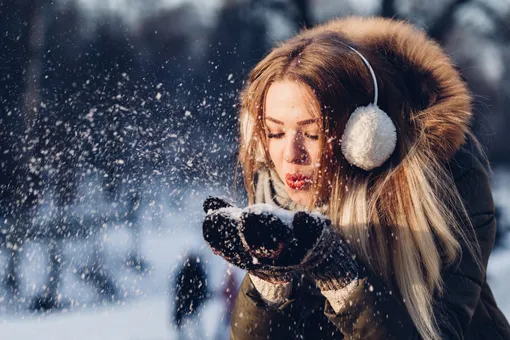 девушка на снежной прогулке