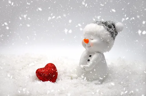 снеговик и красное сердечко
