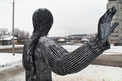 Миллион за Аленку: нашлись желающие купить самую страшную скульптуру России