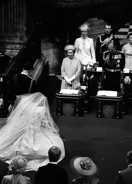 Диана Спенсер в глубоком поклоне приветствует королеву Великобритании и принца-консорта
