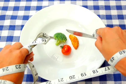 «Я почти не ем, но не худею»: эндокринолог объяснил, в чём дело