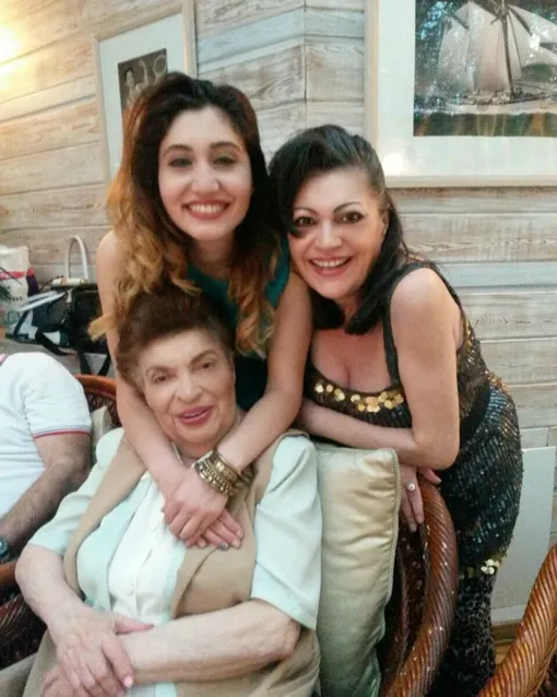 Ирина Отиева с мамой и дочерью Златой