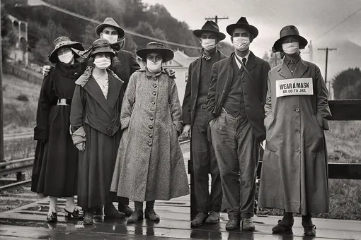 Работники железной дороги в Калифорнии. На одной из женщин табличка «Надень маску или отправляйся в тюрьму»