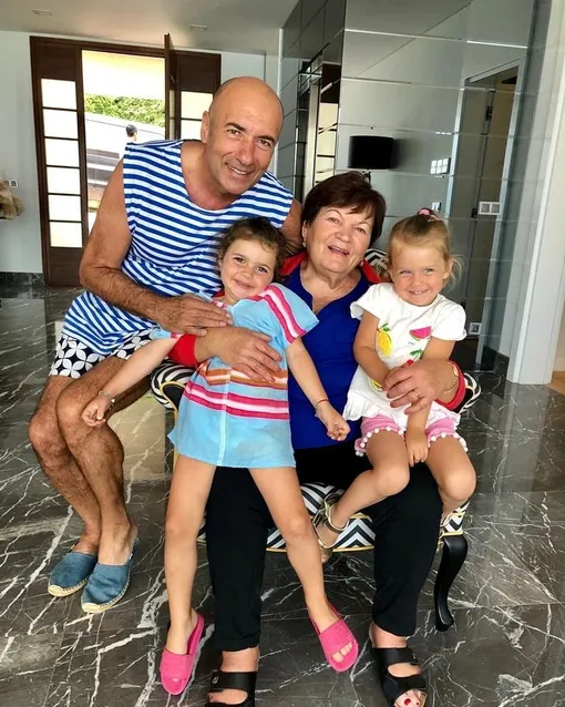 Игорь Крутой с мамой Светланой Семёновной и внучками