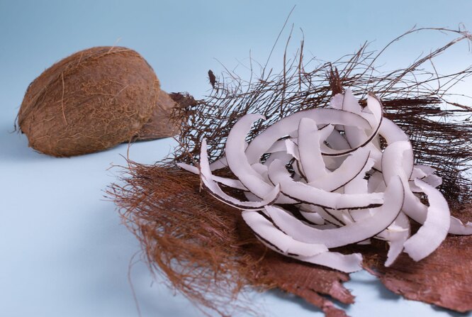 Mulčagram je krycí materiál, jehož základ tvoří nalámaná a lisovaná vlákna ořechového kokosu.