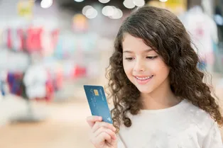 Детская банковская карта: зачем она нужна и как ее оформить