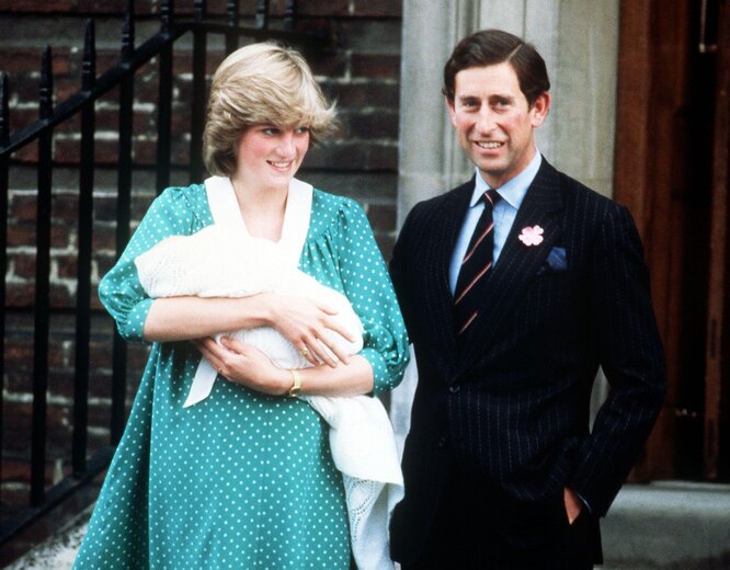 Принц и принцесса Уэльские около больницы Святой Марии со своим новорождённым сыном принцем Уильямом