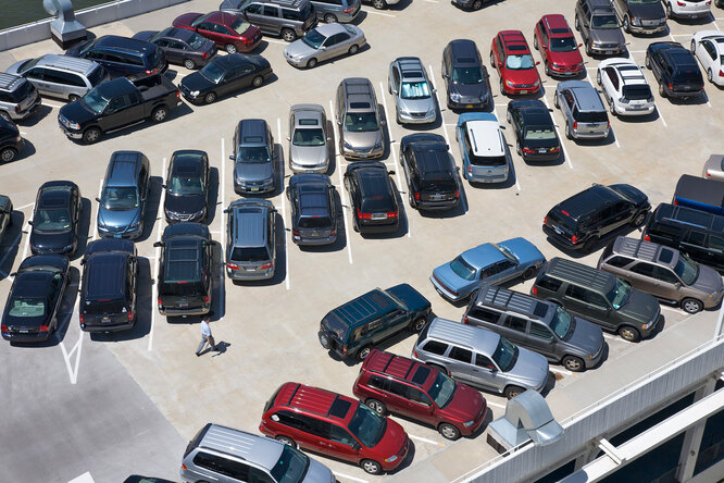 Правила парковки во дворах: что делать, если выезд перекрыла другая машина?