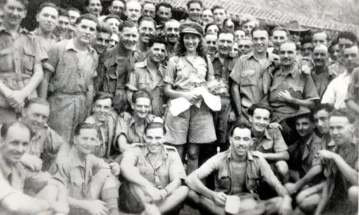 Вера Линн с солдатами, воевавшими в Бурме во время Второй мировой войны. 1942 год.