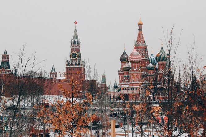 Синоптики рассказали, когда в Москве и Санкт-Петербурге может выпасть первый снег