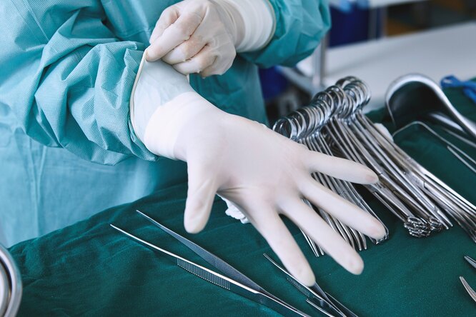 Из желудка томской школьницы хирурги извлекли полукилограммовый ком волос